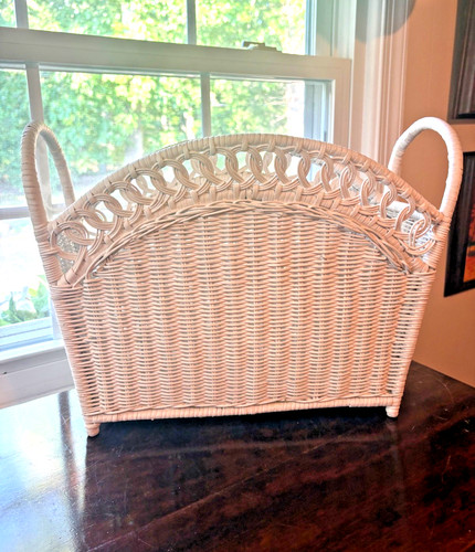 White wicker vintage magazine - white,